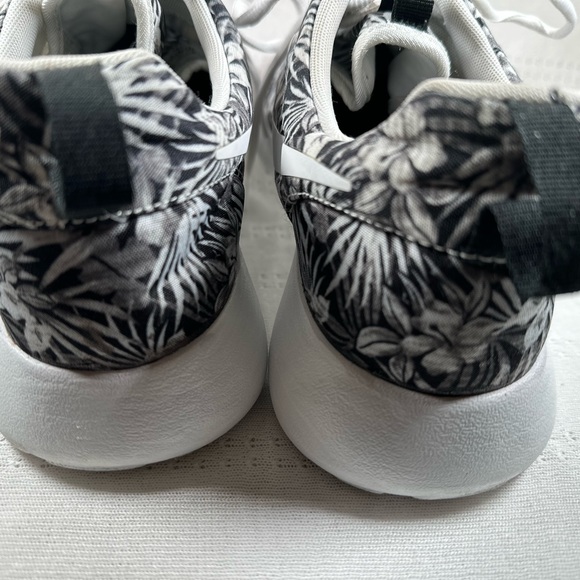 Nike Roshe One Print Floral Black White Sneakers - Picture 8 of 9